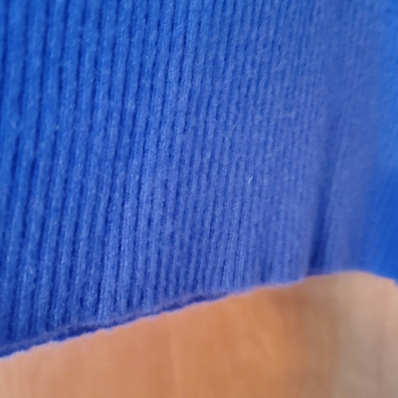 Bloomingdale's Cashmere Crewneck women's M - Picture 3 of 5